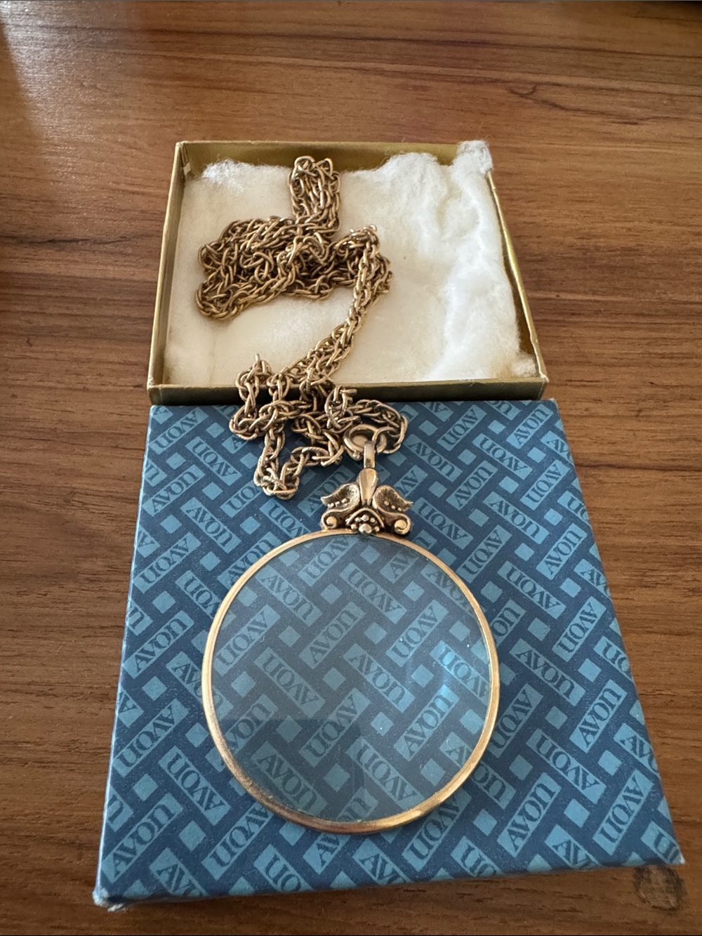 VINTAGE 1981 Avon Gold-Tone Magnifying Pendant Necklace